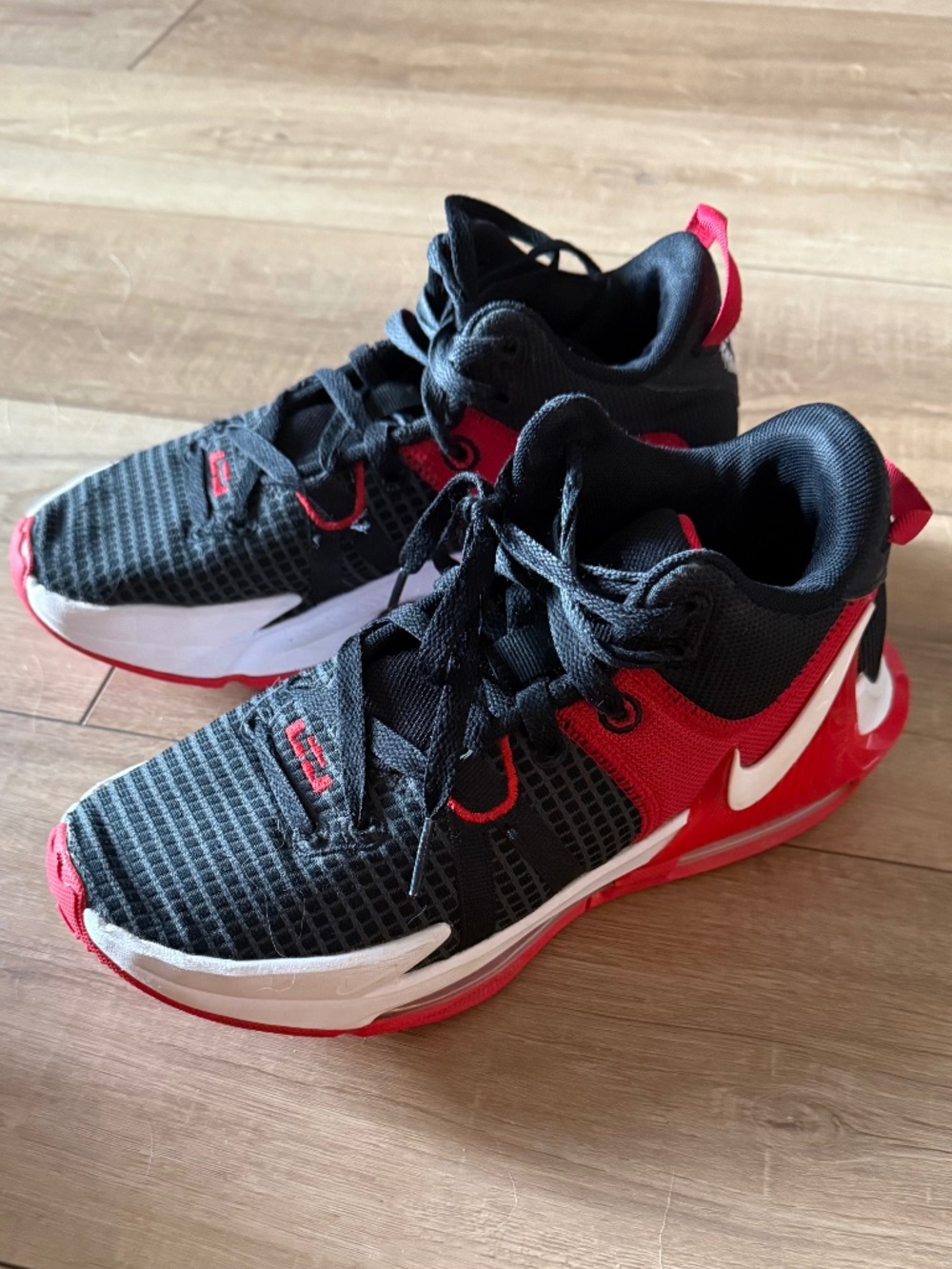 Nike Lebron Witness VII shoes size US6 men’s or 7.5 womens